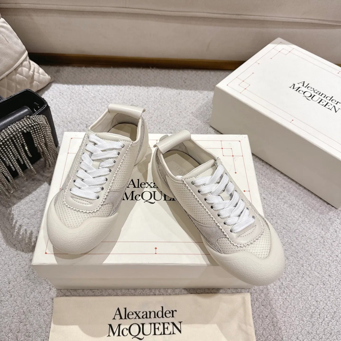 👟👟Ex-factory price 600👟👟 Men's size +10 2025 McQueen's new AIexanderMcQUEEN✅ The original quality has been certified! The original version is reproduced 1:1, and the latest lace-up casual shoes are released simultaneously. • McQueen logo • Round toe box • Lightweight segmented sole design, made of imported stretch breathable fabric + grained cowhide, soft inner lining and insole, comfortable for walking and not stuffy on the feet. Five colors: black/white·white·off-white·black/brown·yellow Fabric: grained cowhide + stretch fabric + cow suede Insole: imported sheepskin Women’s model: 35–40 (40 for women is not returnable) Men’s model: 39–45 (45 for men is not returnable)
